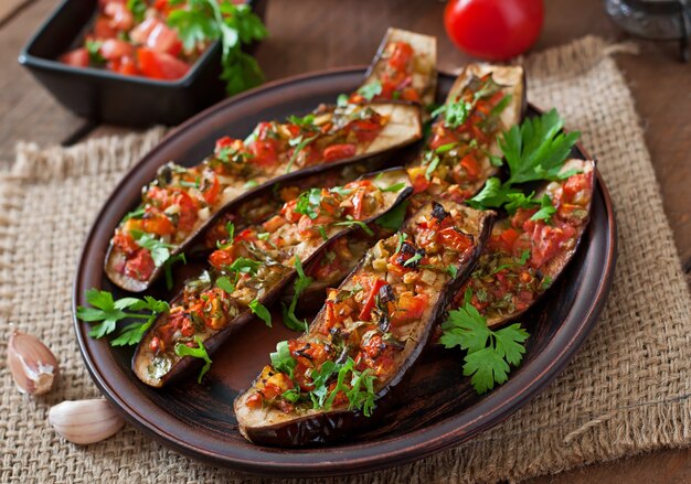 Aubergine au four avec tomates, ail et paprika