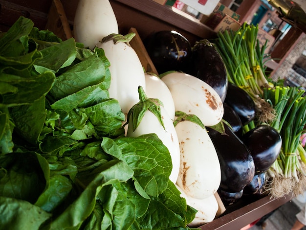 Aubergine au marché fermier local.