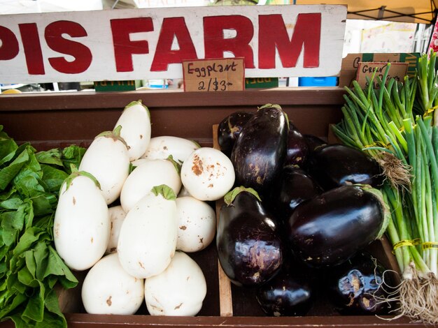 Photo aubergine au marché fermier local.