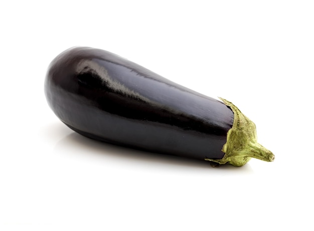 Photo aubergine ou aubergine sur fond blanc