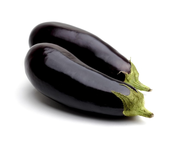 Photo aubergine ou aubergine sur fond blanc