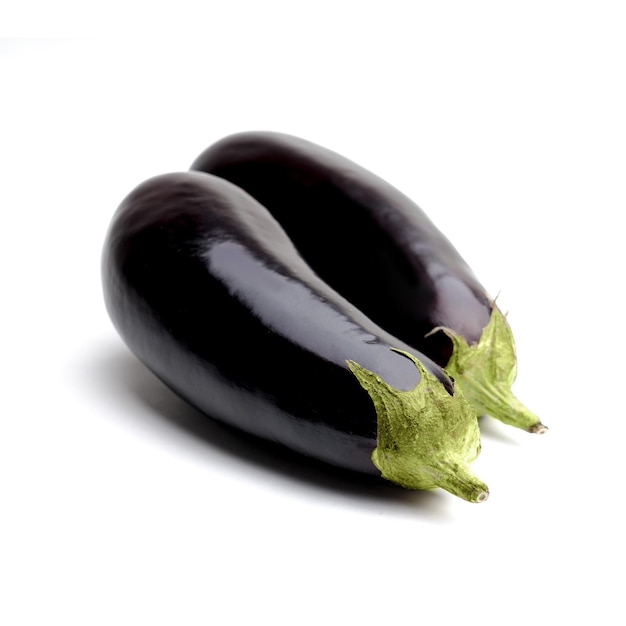 Photo aubergine ou aubergine sur fond blanc