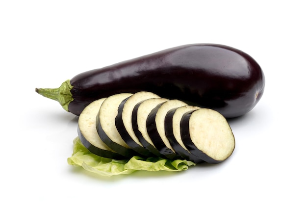 Photo aubergine ou aubergine sur fond blanc