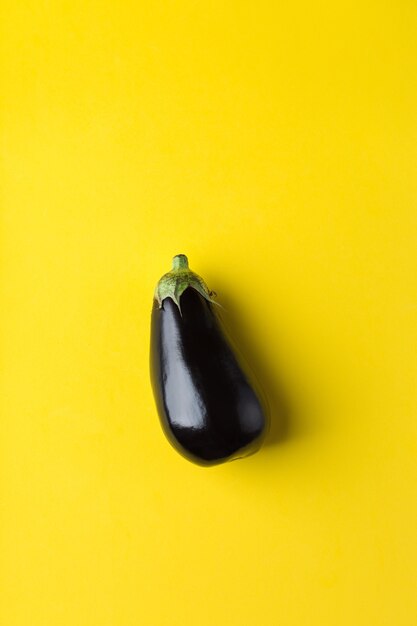 Aubergine ou aubergine sur fond jaune concept d'alimentation saine