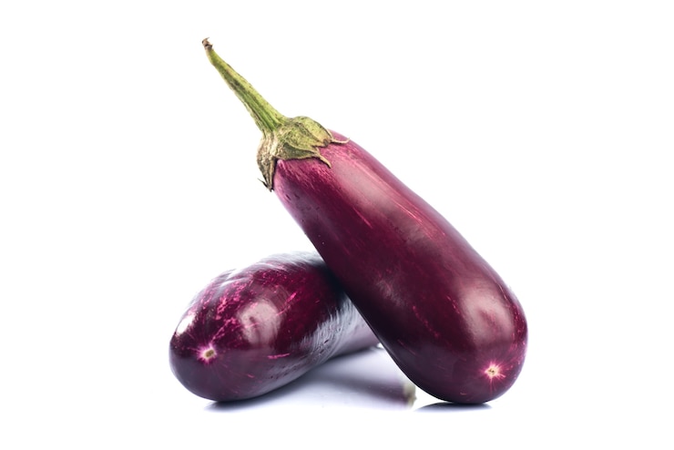 Photo aubergine ou aubergine ou légume brinjal isolé sur fond blanc