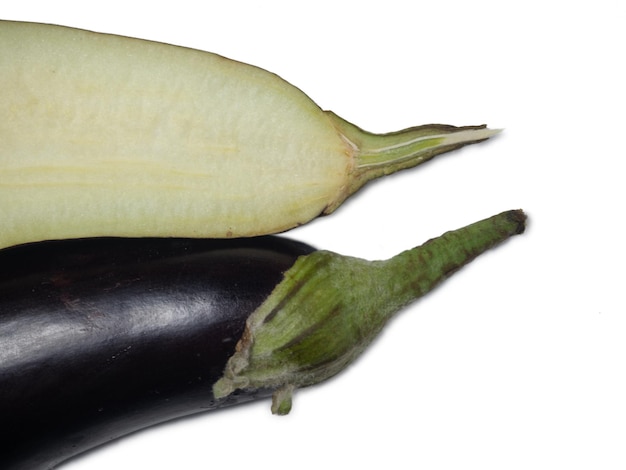 Aubergine coupée en deux sur fond blanc Récolte de légumes utiles du jardin Isolat d'aubergine