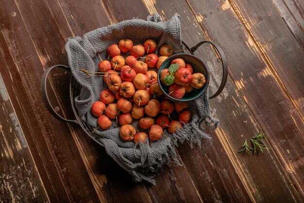 L'aubergine crue sur l'assiette est sur la table en bois