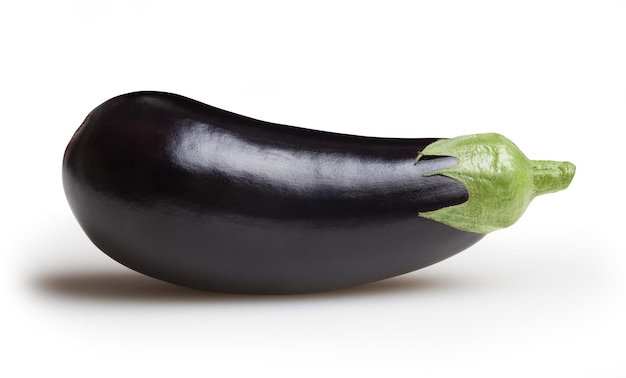 Aubergine crue isolée sur fond blanc avec un tracé de détourage