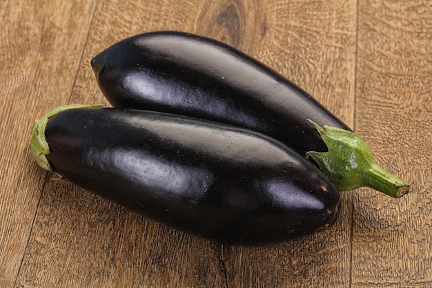 Aubergine crue prête pour la cuisson