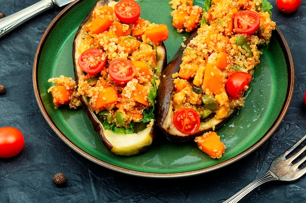 Aubergine farcie aux légumes poêlés