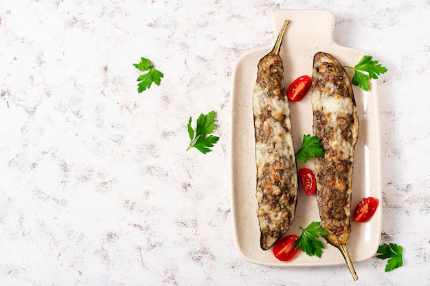 Aubergine farcie avec viande de boeuf, légumes et fromage Vue de dessus au-dessus de la tête