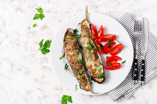 Aubergine farcie avec viande de boeuf, légumes et fromage Vue de dessus au-dessus de la tête