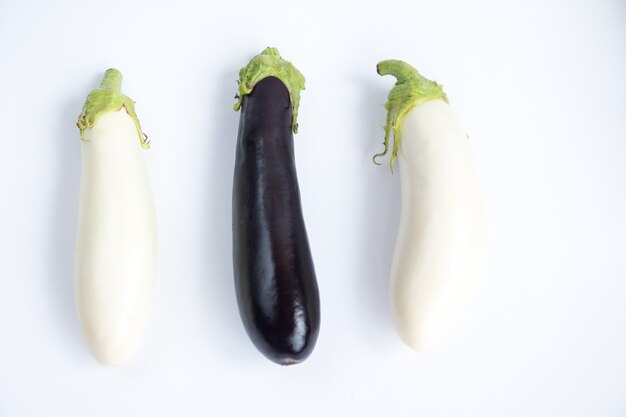 Aubergine sur fond blanc. Légume du jardin