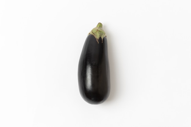 Aubergine sur fond blanc