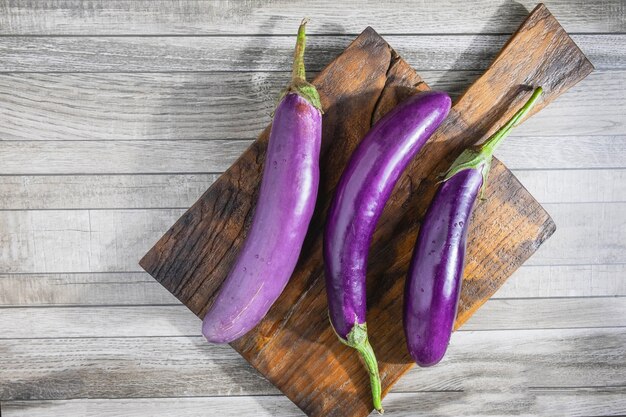 Aubergine sur un fond en bois