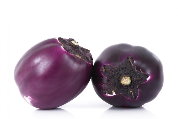 Aubergine fraîche sur blanc