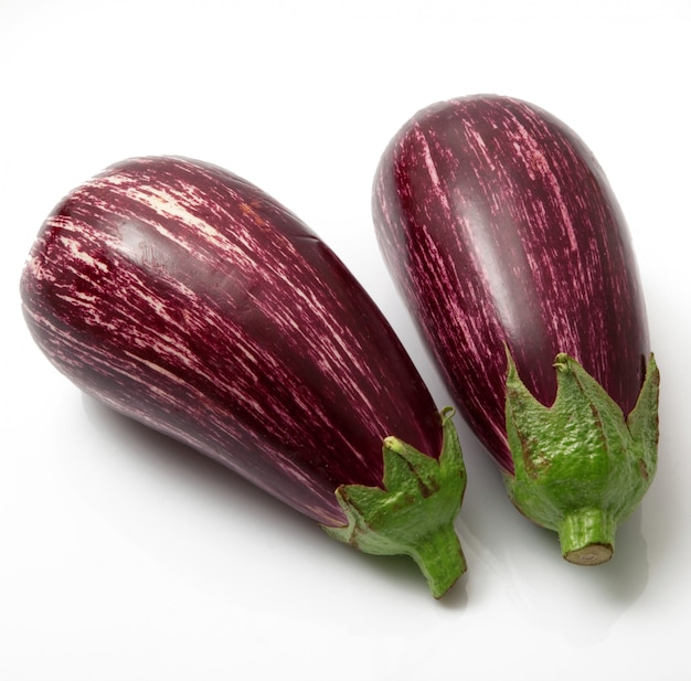 Aubergine fraîche sur blanc