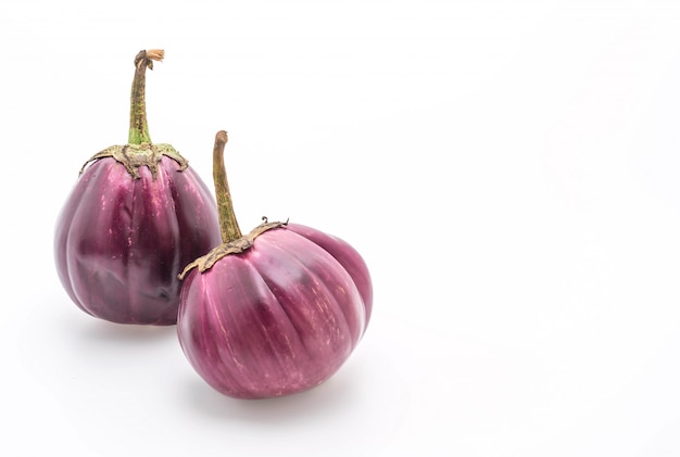 aubergine fraîche sur blanc