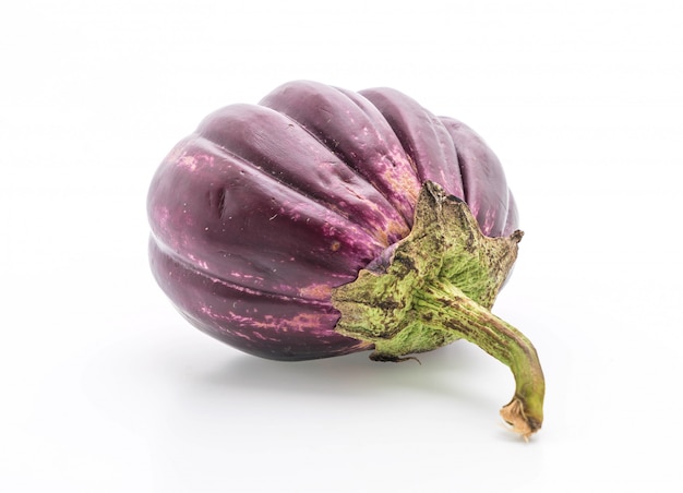 aubergine fraîche sur blanc