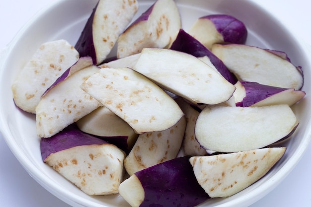 Photo aubergine fraîche dans un bol blanc