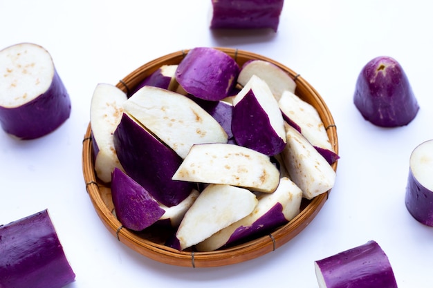 Aubergine fraîche sur fond blanc.