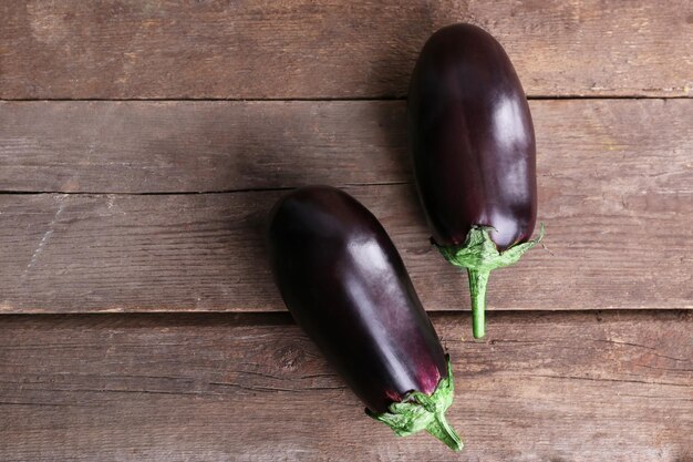 Aubergine fraîche sur fond de bois