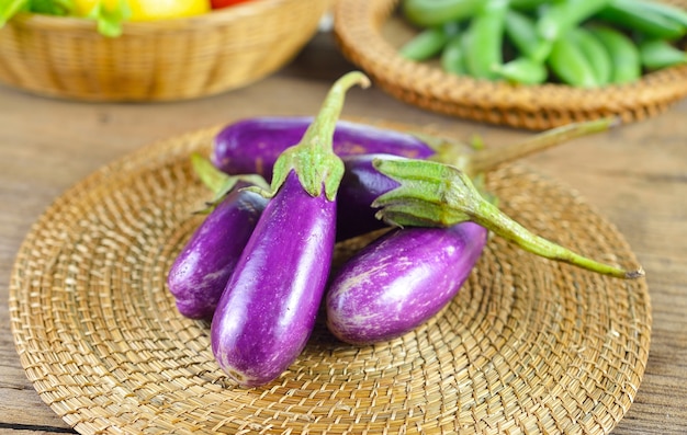 Aubergine fraîche sur fond de bois