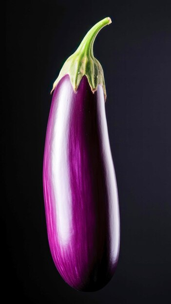 Aubergine fraîche sur fond sombre