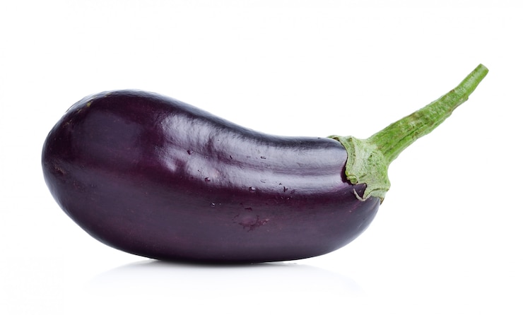 Photo aubergine fraîche isolée