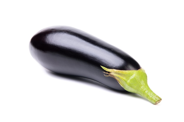 Aubergine fraîche et mûre isolée sur blanc