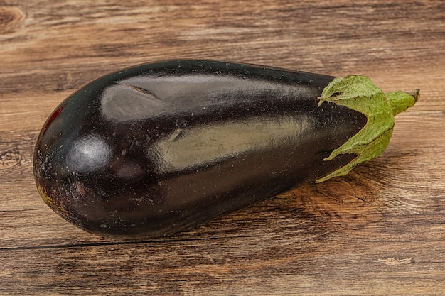 Aubergine fraîche mûre noire sur fond