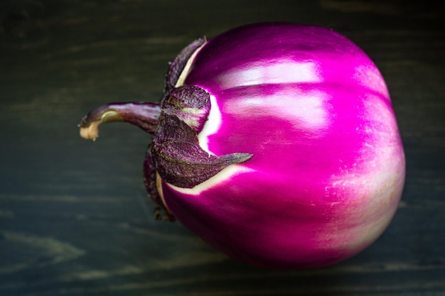 Aubergine fraîche violette Aubergine violette mûre sur fond noir Légumes biologiques avec une belle forme