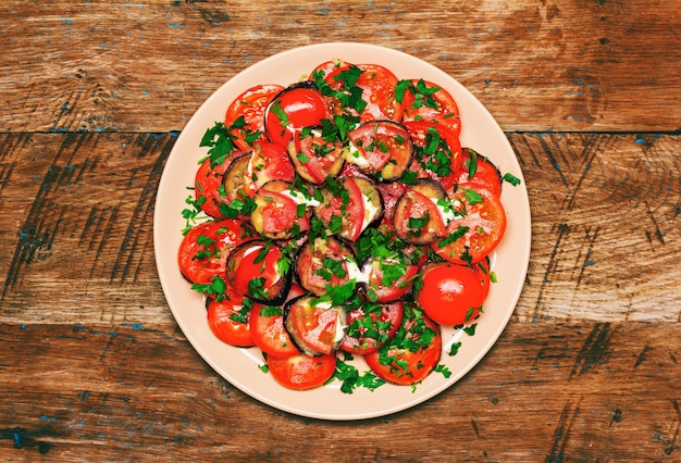 Photo aubergine frite avec tomate, ail et mayonnaise