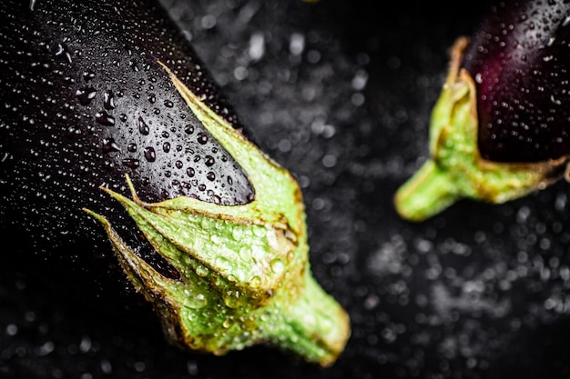 Aubergine humide fraîche sur la table