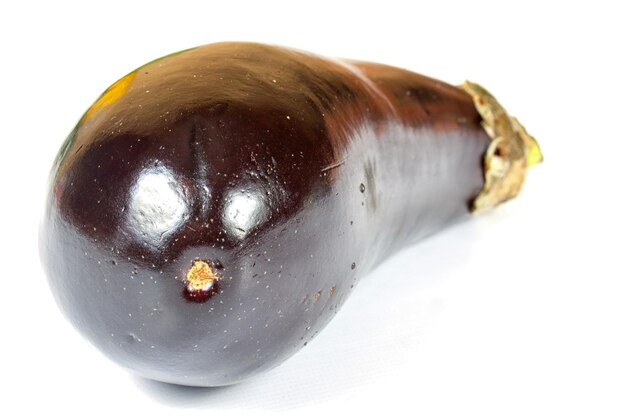 Aubergine isolé sur fond blanc