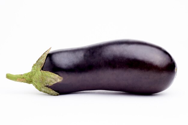 Aubergine isolé sur fond blanc