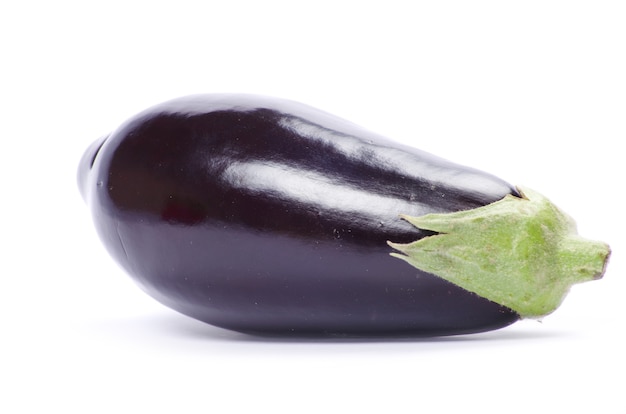 Aubergine isolé sur fond blanc