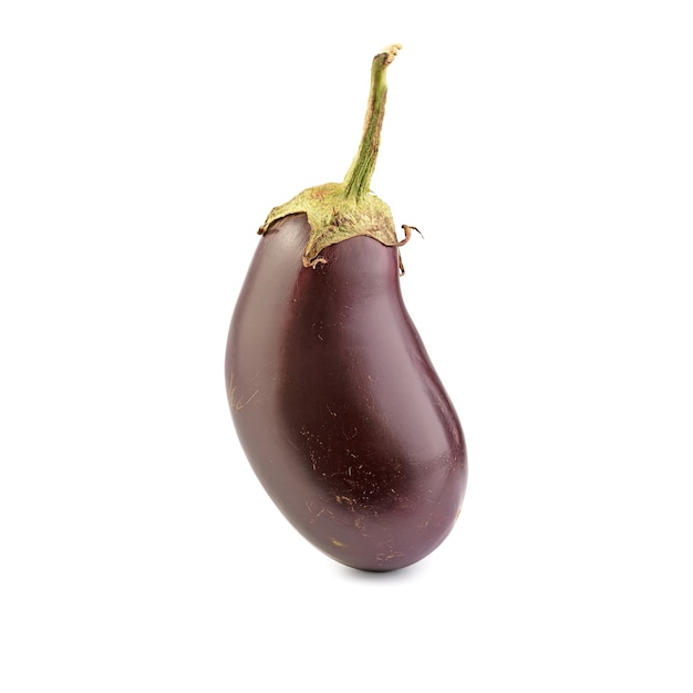 Aubergine isolée. Une aubergine fraîche sur une surface blanche, avec un tracé de détourage.