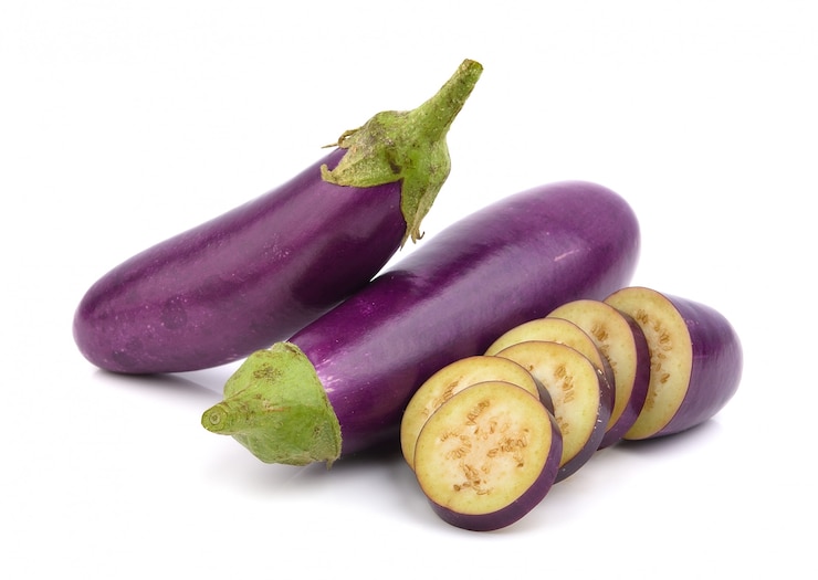 Photo aubergine sur un mur blanc
