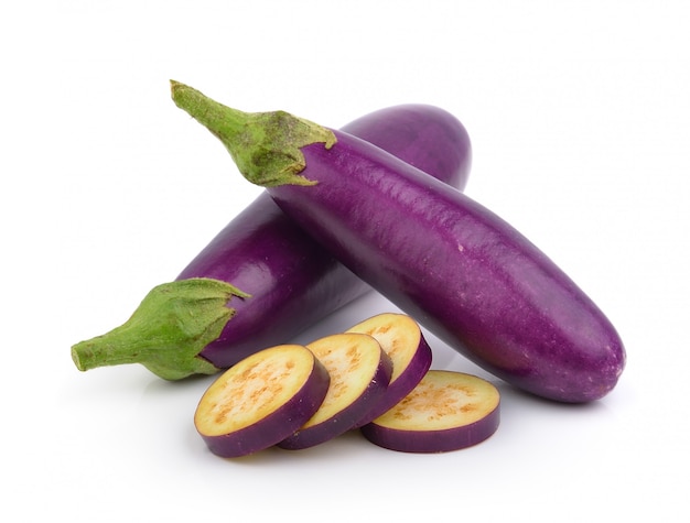 Aubergine sur un mur blanc