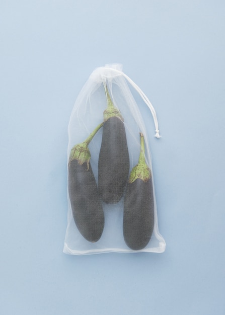 Aubergine mûre biologique dans un sac de magasinage