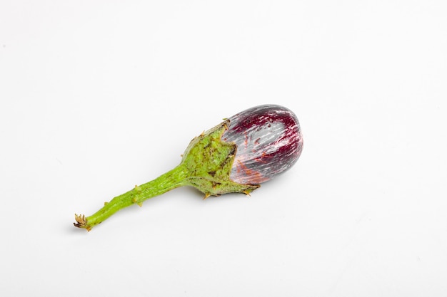 Aubergine mûre isolée sur une surface blanche