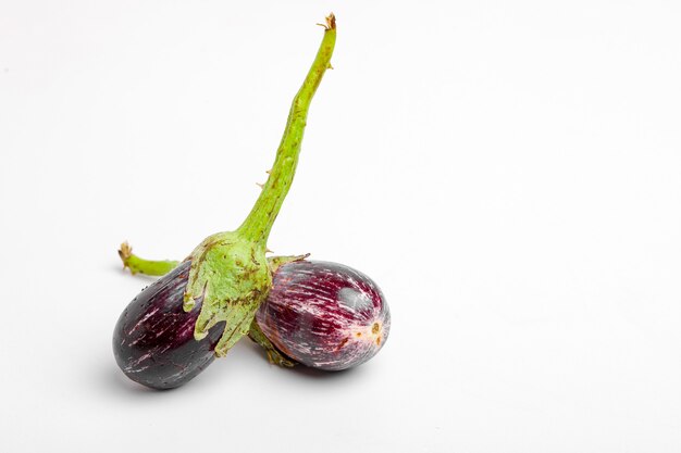 Aubergine mûre isolée