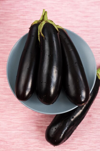 Aubergine mûre pour cuisiner des plats savoureux