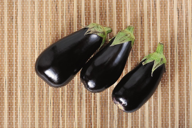 aubergine noire sur fond de roseau