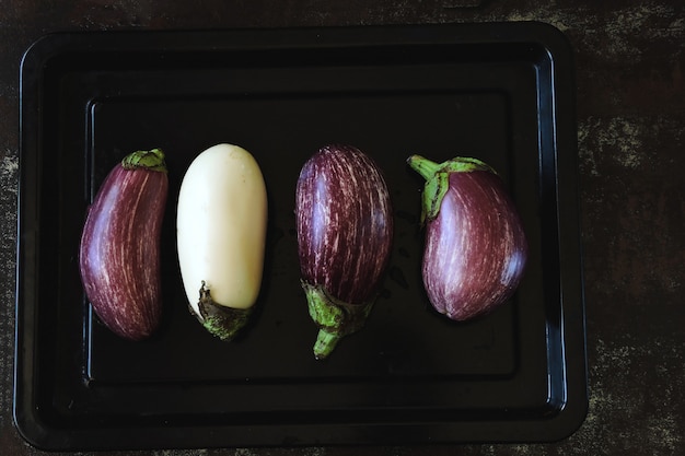 Aubergine sur une plaque à pâtisserie.