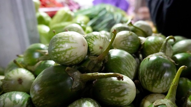 aubergine verte sur le marché traditionnel