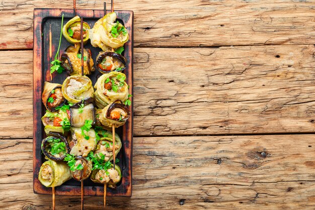 Aubergine avec de la viande sur des brochettes