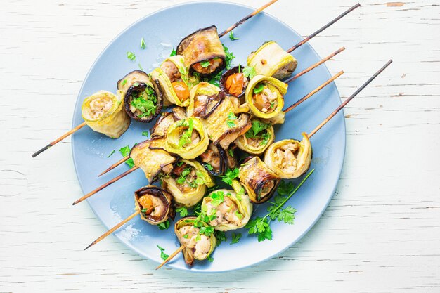 Aubergine avec de la viande sur des brochettes