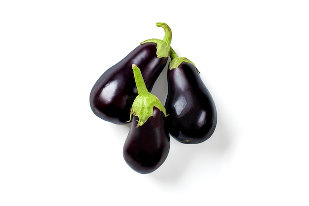 Aubergine violette crue fraîche isolée sur fond blanc Recettes d'aubergine Mise à plat Vue de dessus